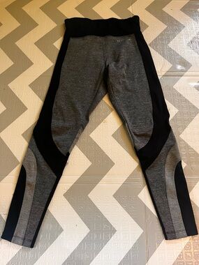 High-Rise Grey and Black Performance Leggingse